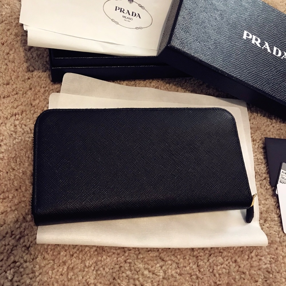 💯 Authentic Prada Wallet - Picture 4 of 4